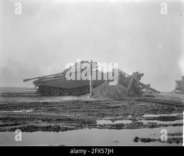 Prinz Bernhard bei der Demonstration der genialen Ausrüstung von K. L. in Hedel. Prinz Bernhard blickt auf den Bau eines Floßes aus Pontonplatten-Brückenmaterial, 27. November 1963, Demonstrationen, Niederlande, Foto der Presseagentur des 20. Jahrhunderts, News to remember, Dokumentarfilm, historische Fotografie 1945-1990, visuelle Geschichten, Menschliche Geschichte des zwanzigsten Jahrhunderts, Momente in der Zeit festzuhalten Stockfoto