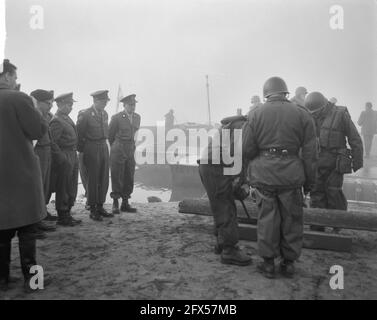 Prinz Bernhard bei der Demonstration der genialen Ausrüstung von K. L. in Hedel. Prinz Bernhard betrachtet den Bau eines Floßes aus Pontonplatten-Brückenmaterial, 27. November 1963, Demonstrationen, Niederlande, 20. Jahrhundert Presseagentur Foto, Nachrichten zu erinnern, Dokumentarfilm, historische Fotografie 1945-1990, visuelle Geschichten, Menschliche Geschichte des zwanzigsten Jahrhunderts, Momente in der Zeit festzuhalten Stockfoto