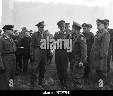 Prinz Bernhard bei der Demonstration der genialen Ausrüstung von K. L. in Hedel. Prinz Bernhard blickt auf den Bau eines Floßes aus Pontonplatten-Brückenmaterial, 27. November 1963, Demonstrationen, Niederlande, Foto der Presseagentur des 20. Jahrhunderts, News to remember, Dokumentarfilm, historische Fotografie 1945-1990, visuelle Geschichten, Menschliche Geschichte des zwanzigsten Jahrhunderts, Momente in der Zeit festzuhalten Stockfoto