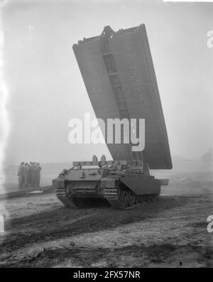 Prinz Bernhard bei der Demonstration der genialen Ausrüstung K. L. in Hedel. Prinz Bernhard blickt auf den Bau eines Floßes aus Pontonplatten-Brückenmaterial, 27. November 1963, Demonstrationen, Niederlande, Foto der Presseagentur des 20. Jahrhunderts, News to remember, Dokumentarfilm, historische Fotografie 1945-1990, visuelle Geschichten, Menschliche Geschichte des zwanzigsten Jahrhunderts, Momente in der Zeit festzuhalten Stockfoto