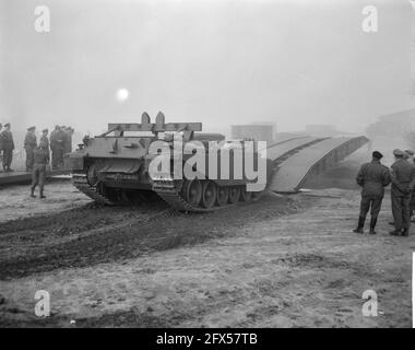 Prinz Bernhard bei der Demonstration der genialen Ausrüstung K. L. in Hedel. Prinz Bernhard blickt auf den Bau eines Floßes aus Pontonplatten-Brückenmaterial, 27. November 1963, Demonstrationen, Niederlande, Foto der Presseagentur des 20. Jahrhunderts, News to remember, Dokumentarfilm, historische Fotografie 1945-1990, visuelle Geschichten, Menschliche Geschichte des zwanzigsten Jahrhunderts, Momente in der Zeit festzuhalten Stockfoto