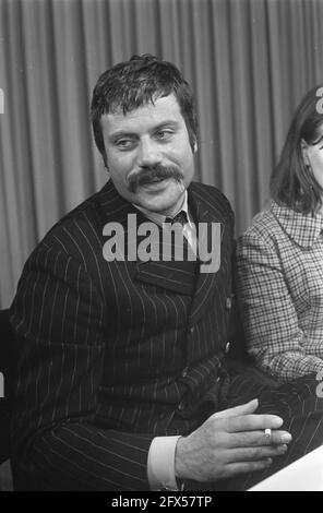 Filmschauspieler Oliver Reed mit Ehefrau am Flughafen Schiphol, 18. Dezember 1968, ECHTGENOTES, Schauspieler, Schauspieler, Niederlande, Foto der Presseagentur des 20. Jahrhunderts, zu erinnerende Nachrichten, Dokumentarfilm, historische Fotografie 1945-1990, visuelle Geschichten, Menschliche Geschichte des zwanzigsten Jahrhunderts, Momente in der Zeit festzuhalten Stockfoto