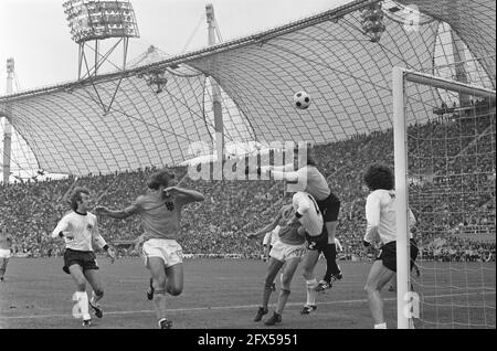 WM-Finale 1974 in München, Westdeutschland / Niederlande 2-1; Spielmomente, 7. Juli 1974, Finale, Sport, Fußball, Weltmeisterschaft, Niederlande, Presseagentur des 20. Jahrhunderts, News to remember, Dokumentarfilm, historische Fotografie 1945-1990, visuelle Geschichten, Menschliche Geschichte des zwanzigsten Jahrhunderts, Momente in der Zeit festzuhalten Stockfoto