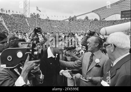 1974 WM-Finale in München, Westdeutschland / Niederlande 2-1; Prinz Bernhard übergibt Schiedsrichter Jack Taylor World Wildlife Fund Maskottchen, 7. Juli 1974, Königshaus, Prinzen, Schiedsrichter, Sport, Fußball, Niederlande, Foto der Presseagentur des 20. Jahrhunderts, zu erinnerende Nachrichten, Dokumentation, historische Fotografie 1945-1990, visuelle Geschichten, Menschliche Geschichte des zwanzigsten Jahrhunderts, Momente in der Zeit festzuhalten Stockfoto