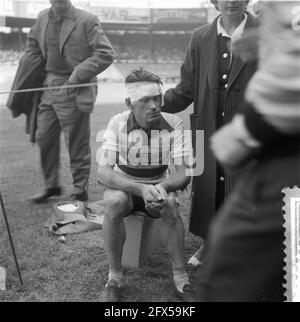 Ziel Tour de France im Parc des Prince in Paris verletzten Tourfahrer, 20. Juli 1957, Ziel, die Niederlande, 20. Jahrhundert Presseagentur Foto, Nachrichten zu erinnern, Dokumentarfilm, historische Fotografie 1945-1990, visuelle Geschichten, Menschliche Geschichte des zwanzigsten Jahrhunderts, Momente in der Zeit festzuhalten Stockfoto