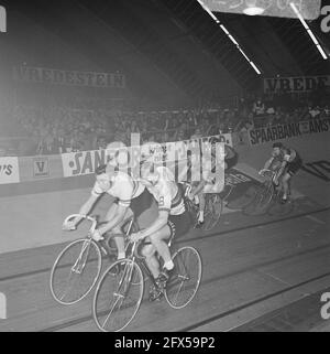 Beenden Sie das sechstägige Radrennen RAI Amsterdam. Siegerpaar Post (links) und Deloof während der Ehrenrunde mit Kranz, 17. Dezember 1969, WIELRENNEN, Niederlande, 20. Jahrhundert Presseagentur Foto, Nachrichten zu erinnern, Dokumentarfilm, historische Fotografie 1945-1990, visuelle Geschichten, Menschliche Geschichte des zwanzigsten Jahrhunderts, Momente in der Zeit festzuhalten Stockfoto