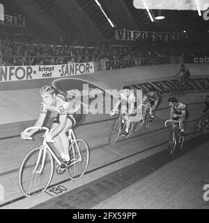 Beenden Sie das sechstägige Radrennen RAI Amsterdam. Siegerpaar Post (links) und Deloof während der Ehrenrunde mit Kranz, 17. Dezember 1969, WIELRENNEN, Niederlande, 20. Jahrhundert Presseagentur Foto, Nachrichten zu erinnern, Dokumentarfilm, historische Fotografie 1945-1990, visuelle Geschichten, Menschliche Geschichte des zwanzigsten Jahrhunderts, Momente in der Zeit festzuhalten Stockfoto