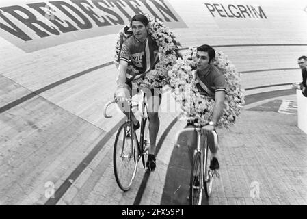 Ziel des sechstägigen Radrennens RAI Amsterdam. Siegerpaar Post (links) und Deloof während der Ehrenrunde mit Kranz, 17. Dezember 1969, WIELRENNEN, Niederlande, 20. Jahrhundert Presseagentur Foto, Nachrichten zu erinnern, Dokumentarfilm, historische Fotografie 1945-1990, visuelle Geschichten, Menschliche Geschichte des zwanzigsten Jahrhunderts, Momente in der Zeit festzuhalten Stockfoto