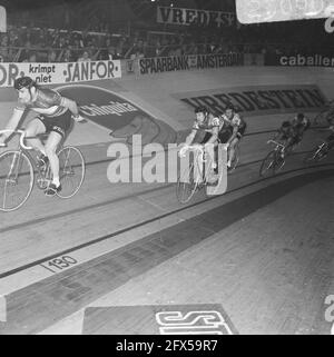 Beenden Sie das sechstägige Radrennen RAI Amsterdam. Siegerpaar Post (links) und Deloof während der Ehrenrunde mit Kranz, 17. Dezember 1969, WIELRENNEN, Niederlande, 20. Jahrhundert Presseagentur Foto, Nachrichten zu erinnern, Dokumentarfilm, historische Fotografie 1945-1990, visuelle Geschichten, Menschliche Geschichte des zwanzigsten Jahrhunderts, Momente in der Zeit festzuhalten Stockfoto