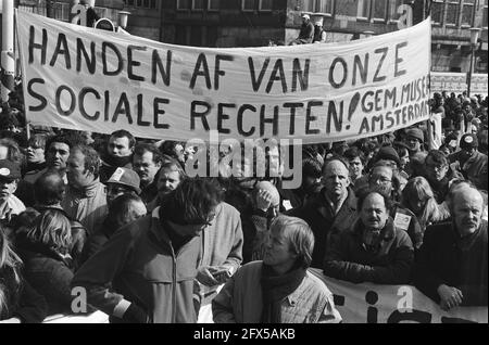 FNV-Demonstration auf dem Dam-Platz, Amsterdam; Demonstranten unterwegs, 20. März 1980, Demonstrationen, Niederlande, Foto der Presseagentur des 20. Jahrhunderts, zu erinnerende Nachrichten, Dokumentarfilm, historische Fotografie 1945-1990, visuelle Geschichten, Menschliche Geschichte des zwanzigsten Jahrhunderts, Momente in der Zeit festzuhalten Stockfoto