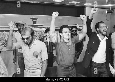 Ankunft Gegner von Bouterse von Französisch-Guayana deportiert, die deportierten surinamesischen Holländer geballte ihre Fäuste, 27. März 1984, Ankünfte, Gegner, Niederlande, Presseagentur des 20. Jahrhunderts, Foto, Nachrichten zum erinnern, Dokumentarfilm, historische Fotografie 1945-1990, visuelle Geschichten, Menschliche Geschichte des zwanzigsten Jahrhunderts, Momente in der Zeit festzuhalten Stockfoto