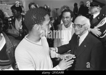 Einreisegegner von Bouterse, die von Französisch-Guayana deportiert wurden; Ex-Minister Wijngaarde begrüßt einen der deportierten Surinamesen, 27. März 1984, Ankünfte, Gegner, Niederlande, Presseagentur des 20. Jahrhunderts, Foto, Nachrichten zum erinnern, Dokumentarfilm, historische Fotografie 1945-1990, visuelle Geschichten, Menschliche Geschichte des zwanzigsten Jahrhunderts, Momente in der Zeit festzuhalten Stockfoto