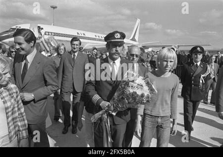 Ankunft Transavia-Crew mit französischer Boeing 707 in Schiphol; Sierks mit Kindern, 19. September 1974, Kinder, Ankünfte, Niederlande, Foto der Presseagentur des 20. Jahrhunderts, zu erinnerende Nachrichten, Dokumentarfilm, historische Fotografie 1945-1990, visuelle Geschichten, Menschliche Geschichte des zwanzigsten Jahrhunderts, Momente in der Zeit festzuhalten Stockfoto