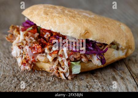 deutsche doener Kebap auf Holz Stockfoto