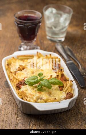 Gebackene italienische Maceroni-Pasta mit Käse Stockfoto