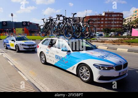 2020, Februar. Torrent, Valencia, Spanien. Team unterstützt Autos bei einem Radrennen Stockfoto