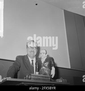 Forrest J. Ackerman, literarischer Agent von Science-Fiction- und Horrorschriftstellern, 11. August 1965, Agenten, Horror, Literatur, Porträts, Science-Fiction, Niederlande, Foto der Presseagentur des 20. Jahrhunderts, News to Remember, Dokumentarfilm, historische Fotografie 1945-1990, visuelle Geschichten, Menschliche Geschichte des zwanzigsten Jahrhunderts, Momente in der Zeit festzuhalten Stockfoto