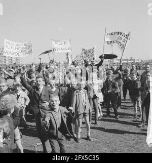 Fortuna VL gegen Herakles 0-0 Anhänger mit Bannern, 3. Juni 1962, SPANDERS, ANHÄNGER, Sport, Fußball, Niederlande, Foto der Presseagentur des 20. Jahrhunderts, zu erinnerende Nachrichten, Dokumentarfilm, historische Fotografie 1945-1990, visuelle Geschichten, Menschliche Geschichte des zwanzigsten Jahrhunderts, Momente in der Zeit festzuhalten Stockfoto