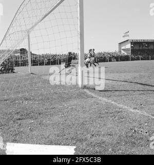 Fortuna VL gegen Herakles 0-0 Anhänger mit Bannern, 3. Juni 1962, SPANDERS, ANHÄNGER, Sport, Fußball, Niederlande, Foto der Presseagentur des 20. Jahrhunderts, zu erinnerende Nachrichten, Dokumentarfilm, historische Fotografie 1945-1990, visuelle Geschichten, Menschliche Geschichte des zwanzigsten Jahrhunderts, Momente in der Zeit festzuhalten Stockfoto