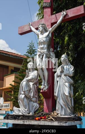 Lebensgroße Silberskulpturen mit Christus auf einem hölzernen Kruzifix, St. Mary's Cathedral, Batticaloa, östliche Provinz, Sri Lanka Stockfoto