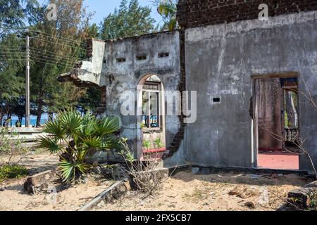 Verwahrlost Haus, das während des Bürgerkrieges Schaden erlitten, Batticaloa, Ostprovinz, Sri Lanka Stockfoto