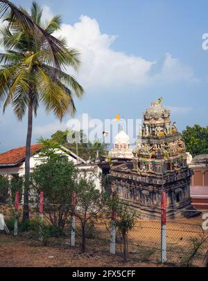 Tsunami beschädigt Tiruchendur Murugan Alayam Tempel, steht nach der Katastrophe von 2004 geneigt, Batticaloa, Eastern Province, Sri Lanka Stockfoto