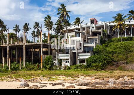 Strandansicht des jetzt geschlossenen Tangalla Bay Beach Resort (entworfen von Valentine Gunasekera in den 1970er Jahren), Tangalle, Sri lanka Stockfoto