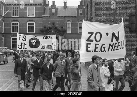 Obstbauern demonstrieren mit Schildern in Den Haag, Demonstranten vor dem Landwirtschaftsministerium, 27. Mai 1970, Demonstranten, Demonstrationen, Obstbauern, Niederlande, Presseagentur des 20. Jahrhunderts, Foto, Nachrichten zum erinnern, Dokumentarfilm, historische Fotografie 1945-1990, visuelle Geschichten, Menschliche Geschichte des zwanzigsten Jahrhunderts, Momente in der Zeit festzuhalten Stockfoto