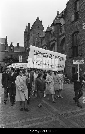 Obstbauern demonstrieren mit Schildern in Den Haag, Demonstranten vor dem Landwirtschaftsministerium, 27. Mai 1970, Demonstranten, Demonstrationen, Obstbauern, Niederlande, Foto der Presseagentur des 20. Jahrhunderts, zu erinnerende Nachrichten, Dokumentarfilm, historische Fotografie 1945-1990, visuelle Geschichten, Menschliche Geschichte des zwanzigsten Jahrhunderts, Momente in der Zeit festzuhalten Stockfoto