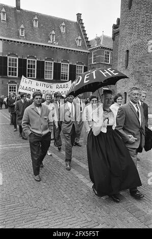 Obstbauern demonstrieren mit Schildern in Den Haag, Frau in Zeeland-Kostüm auf dem Binnenhof, 27. Mai 1970, Demonstrationen, Obstbauern, Kostüme, Niederlande, Foto der Presseagentur des 20. Jahrhunderts, zu erinnerende Nachrichten, Dokumentarfilm, historische Fotografie 1945-1990, visuelle Geschichten, Menschliche Geschichte des zwanzigsten Jahrhunderts, Momente in der Zeit festzuhalten Stockfoto