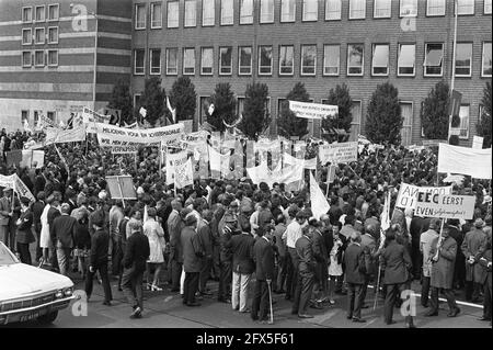 Obstbauern demonstrieren mit Schildern in Den Haag, Demonstranten vor dem Landwirtschaftsministerium, 27. Mai 1970, Demonstranten, Demonstrationen, Obstbauern, Niederlande, Foto der Presseagentur des 20. Jahrhunderts, zu erinnerende Nachrichten, Dokumentarfilm, historische Fotografie 1945-1990, visuelle Geschichten, Menschliche Geschichte des zwanzigsten Jahrhunderts, Momente in der Zeit festzuhalten Stockfoto