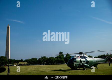 Marine One hebt am Dienstag, den 25. Mai 2021, mit US-Präsident Joe Biden auf der Ellipse im Weißen Haus in Washington, DC ab. Präsident Joe Biden verlässt das Weiße Haus für ein paar Stunden am Dienstagabend nach Delaware. Foto von Tasos Katopodis/UPICredit: Tasos Katopodis/Pool via CNP /MediaPunch Stockfoto