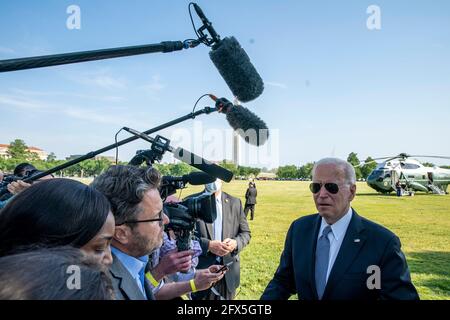 US-Präsident Joe Biden spricht mit den Medien, bevor er am Dienstag, den 25. Mai 2021, in Marine One auf der Ellipse im Weißen Haus in Washington, DC, abheben wird. Präsident Joe Biden verlässt das Weiße Haus für ein paar Stunden am Dienstagabend nach Delaware. Quelle: Tasos Katopodis/Pool via CNP /MediaPunch Stockfoto