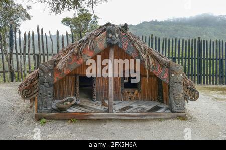 Traditionelles Maori-Schlafhaus, gesehen in Neuseeland Stockfoto