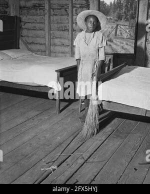 Junge Tochter von Frank Champian, Kreditnehmer der US-amerikanischen Farm Security Administration, Sweeping Floor, Greene County, Georgia, USA, Farm Security Administration, Jack Delano, U.S. Farm Security Administration, Juni 1941 Stockfoto