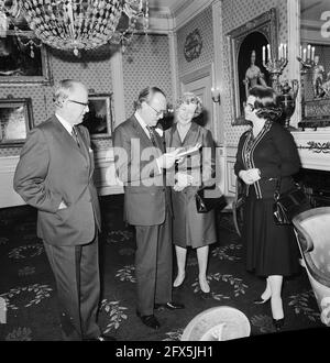 Prinz Bernhard erhält Buch Leo von Frau Funke, in Paleis Soestdijk, 16. November 1977, Bücher, Niederlande, Presseagentur des 20. Jahrhunderts, Foto, Nachrichten zum erinnern, Dokumentarfilm, historische Fotografie 1945-1990, visuelle Geschichten, Menschliche Geschichte des zwanzigsten Jahrhunderts, Momente in der Zeit festzuhalten Stockfoto