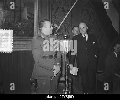 General Charles Foulkes, der kanadische Befreier der Niederlande, besuchte Wageningen, wo er das Dokument der Kapitulation an Bürgermeister J. Klaasesz im Rathaus überreichte. Rede des Generals, 16. April 1953, Bürgermeister, Diplomaten, Dokumente, Militär, Offiziere, zweiter Weltkrieg, Niederlande, 20. Jahrhundert Presseagentur Foto, Nachrichten zu erinnern, Dokumentarfilm, historische Fotografie 1945-1990, visuelle Geschichten, Menschliche Geschichte des zwanzigsten Jahrhunderts, Momente in der Zeit festzuhalten Stockfoto