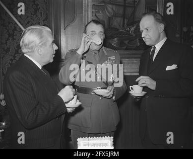 General Charles Foulkes, der kanadische Befreier der Niederlande, besuchte Wageningen, wo er das Kapitulationsdokument im Rathaus an Bürgermeister mr. Überreichte. J. Klaasesz. Nach der Übergabe wurde eine Tasse Tee getrunken. Ganz links der kanadische Botschafter Thomas A. Stone, 16. April 1953, Bürgermeister, Diplomaten, Militär, Offiziere, Tee, zweiter Weltkrieg, Niederlande, 20. Jahrhundert Presseagentur Foto, Nachrichten zu erinnern, Dokumentarfilm, historische Fotografie 1945-1990, visuelle Geschichten, Menschliche Geschichte des zwanzigsten Jahrhunderts, Momente in der Zeit festzuhalten Stockfoto