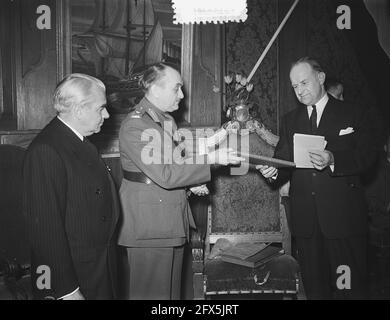 General Charles Foulkes, der kanadische Befreier der Niederlande, besuchte Wageningen, wo er das Kapitulationsdokument dem Bürgermeister J. Klaasesz im Rathaus überreichte. Ganz links der kanadische Botschafter Thomas A. Stone, 16. April 1953, Bürgermeister, Diplomaten, Dokumente, Militär, Offiziere, zweiter Weltkrieg, Niederlande, 20. Jahrhundert Presseagentur Foto, Nachrichten zu erinnern, Dokumentarfilm, historische Fotografie 1945-1990, visuelle Geschichten, Menschliche Geschichte des zwanzigsten Jahrhunderts, Momente in der Zeit festzuhalten Stockfoto