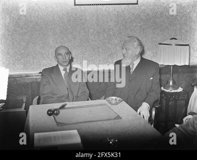 Ankunft von Harald Kreutzberg [Tänzer und Choreograf, Hrsg.] am Hauptbahnhof in Amsterdam, der eine Tour durch unser Land machen wird. Fltr. Harald Kreutzberg, sein Agent Ernst Kraus, 1. November 1950, Choreografen, Tanz, Dancers, Niederlande, Foto der Presseagentur des 20. Jahrhunderts, zu erinnerende Nachrichten, Dokumentarfilm, historische Fotografie 1945-1990, visuelle Geschichten, Menschliche Geschichte des zwanzigsten Jahrhunderts, Momente in der Zeit festzuhalten Stockfoto