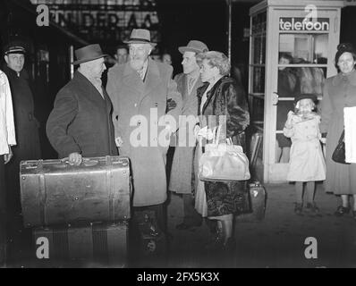 Ankunft von Harald Kreutzberg [Tänzer und Choreograf, Hrsg.] am Hauptbahnhof in Amsterdam, der eine Tour durch unser Land machen wird. Fltr. Harald Kreutzberg, sein Agent Ernst Kraus, Herr und Frau Wilekens (Harald Kreutzbergs Pianist), 1. November 1950, Choreografen, Tanz, Gruppenportraits, Musiker, Niederlande, Foto der Presseagentur des 20. Jahrhunderts, zu erinnerende Nachrichten, Dokumentarfilm, historische Fotografie 1945-1990, visuelle Geschichten, Menschliche Geschichte des zwanzigsten Jahrhunderts, Momente in der Zeit festzuhalten Stockfoto