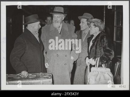 Ankunft von Harald Kreutzberg [Tänzer und Choreograf, Hrsg.] am Amsterdamer Hauptbahnhof, der eine Tour durch unser Land machen wird. Fltr: Harald Kreutzberg, sein Agent Ernst Kraus, Herr und Frau Wilekens (Harald Kreutzbergs Pianist), 1. November 1950, Ankunft, Ballett, Choreografen, Tanz, Musiker, Niederlande, Presseagentur des 20. Jahrhunderts, Foto, News to remember, Dokumentarfilm, historische Fotografie 1945-1990, visuelle Geschichten, Menschliche Geschichte des zwanzigsten Jahrhunderts, Momente in der Zeit festzuhalten Stockfoto