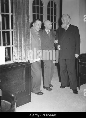 Ankunft von Harald Kreutzberg [Tänzer und Choreograf, Hrsg.] am Hauptbahnhof in Amsterdam, der eine Tour durch unser Land machen wird. Fltr. Wilekens (Harald Kreutzbergs Pianist), Harald Kreutzberg, sein Impresario Ernst Kraus, 1. November 1950, Choreographen, Tanz, Gruppenportraits, Musiker, Niederlande, Foto der Presseagentur des 20. Jahrhunderts, zu erinnerende Nachrichten, Dokumentarfilm, historische Fotografie 1945-1990, visuelle Geschichten, Menschliche Geschichte des zwanzigsten Jahrhunderts, Momente in der Zeit festzuhalten Stockfoto