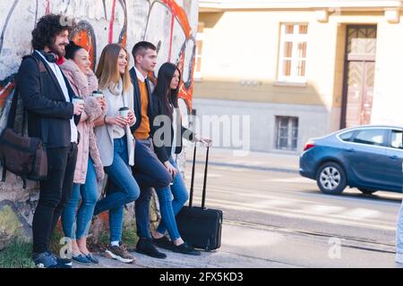 Eine Gruppe von Freunden (Kollegen), die in einem städtischen Gebiet aufhängen. Stockfoto