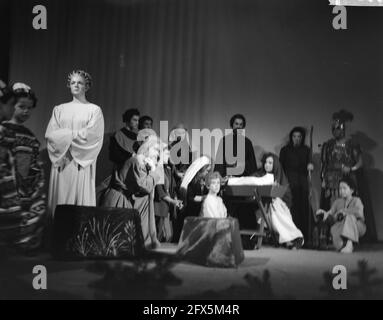 Generalprobe der Weihnachtsfeier im Palast in Amsterdam. Um die Krippe sitzend: Prinzessin Marijke, Prinzessin Margriet und Prinzessin Beatrix, 21. Dezember 1961, WEIHNACHTSFEST, Krippen, Proben, Niederlande, Foto der Presseagentur des 20. Jahrhunderts, zu erinnerende Nachrichten, Dokumentarfilm, historische Fotografie 1945-1990, visuelle Geschichten, Menschliche Geschichte des zwanzigsten Jahrhunderts, Momente in der Zeit festzuhalten Stockfoto