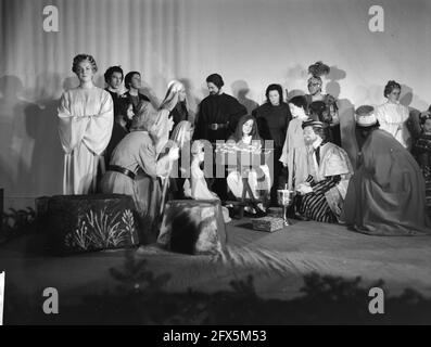 Generalprobe der Weihnachtsfeier im Palast in Amsterdam. Um die Krippe sitzend: Prinzessin Marijke, Prinzessin Margriet und Prinzessin Beatrix, 21. Dezember 1961, WEIHNACHTSFEST, Krippen, Proben, Niederlande, Foto der Presseagentur des 20. Jahrhunderts, zu erinnerende Nachrichten, Dokumentarfilm, historische Fotografie 1945-1990, visuelle Geschichten, Menschliche Geschichte des zwanzigsten Jahrhunderts, Momente in der Zeit festzuhalten Stockfoto