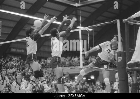 Volleyball-Turnier vor den Olympischen Spielen in Amsterdam; Niederlande-Griechenland 3-1. Rob Grabert in Aktion, 31. Januar 1988, Sport, Volleyball, Niederlande, Presseagentur des 20. Jahrhunderts, Foto, Nachrichten zum erinnern, Dokumentarfilm, historische Fotografie 1945-1990, visuelle Geschichten, Menschliche Geschichte des zwanzigsten Jahrhunderts, Momente in der Zeit festzuhalten Stockfoto