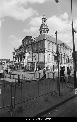 Morgen wird der Europäische Rat in Maastricht zusammentreffen, wo die europäischen Regierungschefs unter der Leitung von Premierminister Van Agt im Rathaus zusammentreffen werden. Hier: Vorbereitung der Einlagen auf dem Marktplatz in der Nähe des Rathauses., 22. März 1981, Einlagen, Konferenzen, Stadthallen, Niederlande, Foto der Presseagentur des 20. Jahrhunderts, zu erinnerende Nachrichten, Dokumentarfilm, historische Fotografie 1945-1990, visuelle Geschichten, Menschliche Geschichte des zwanzigsten Jahrhunderts, Momente in der Zeit festzuhalten Stockfoto
