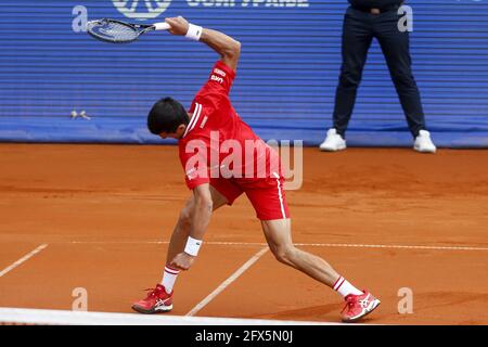 Belgrad. Mai 2021. Der serbische Novak Djokovic schlägt seinen Schläger während der ATP 250 Belgrade Open Runde mit 16 Einzel-Tennismatches gegen die deutsche Mats Moraing am 25. Mai 2021 in Belgrad, Serbien. Kredit: Predrag Milosavljevic/Xinhua/Alamy Live Nachrichten Stockfoto