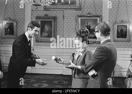 Schenkungstag zwei im Palace Soestdijk, Studentenvereinigung Leiden, 30. Dezember 1966, Niederlande, 20. Jahrhundert Presseagentur Foto, Nachrichten zu erinnern, Dokumentarfilm, historische Fotografie 1945-1990, visuelle Geschichten, Menschliche Geschichte des zwanzigsten Jahrhunderts, Momente in der Zeit festzuhalten Stockfoto